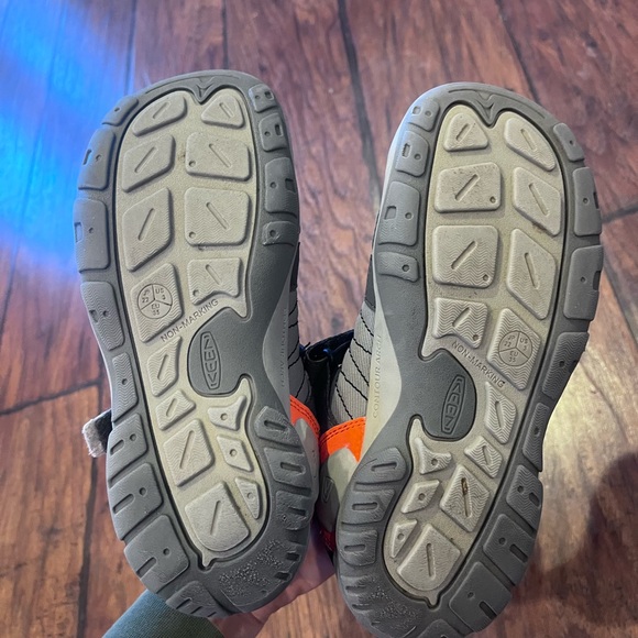 KEEN Kids Gray and Black Shoes knotch peak size 3 - Picture 3 of 4